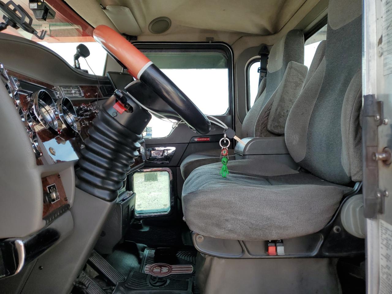 Lot #3232259551 2010 KENWORTH CONSTRUCTI