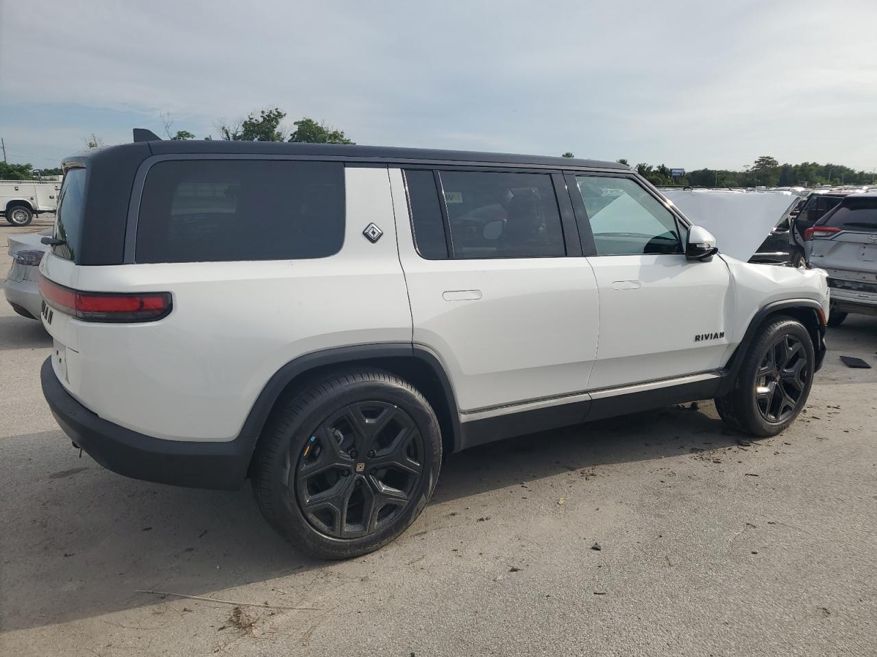 RIVIAN R1S ADVENTURE