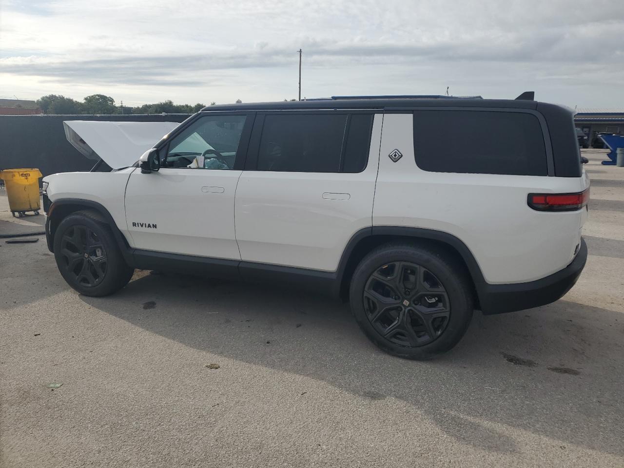 RIVIAN R1S ADVENTURE