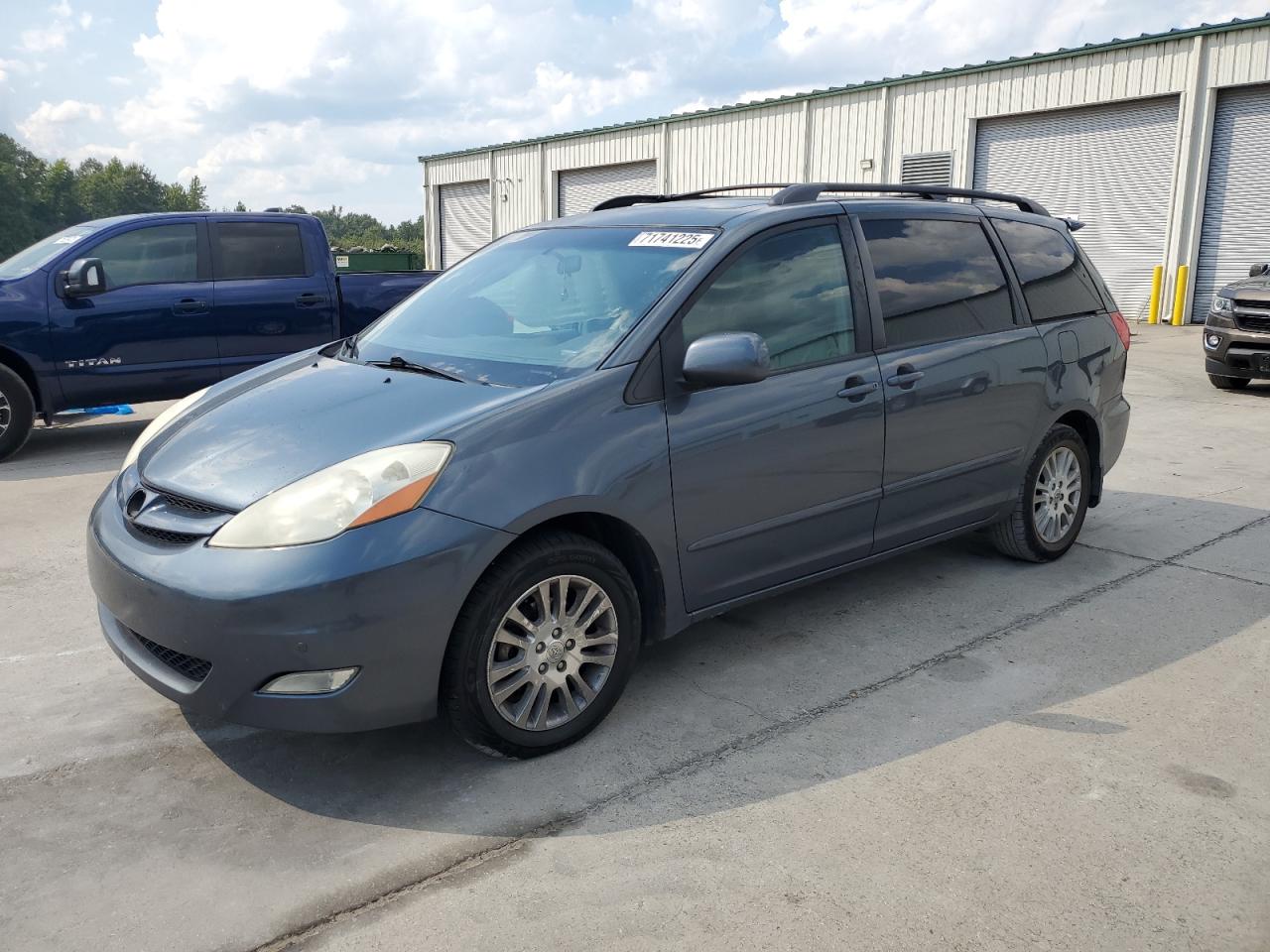 TOYOTA SIENNA XLE