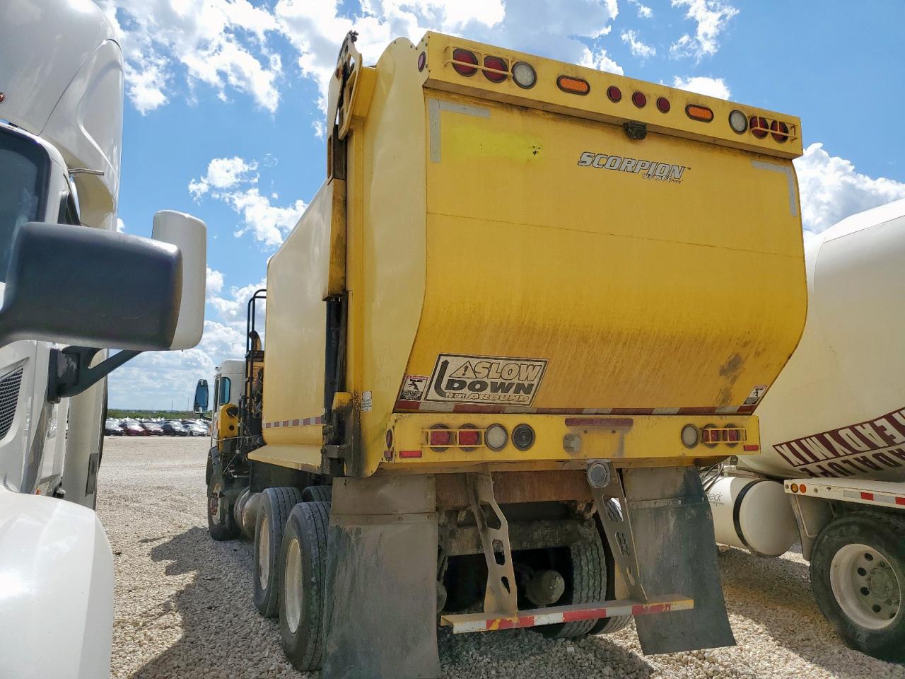 Lot #3256367334 2018 PETERBILT 320