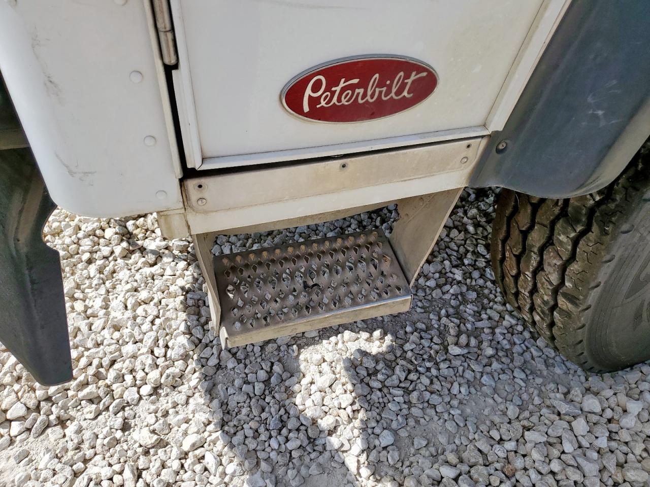 Lot #3256367334 2018 PETERBILT 320