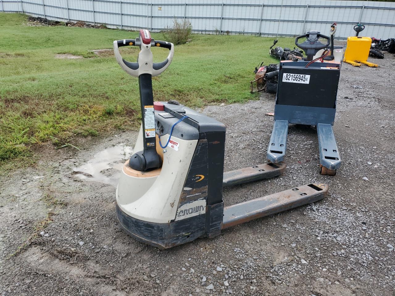 Lot #3246796837 2020 CROWN ELECTRIC PALLET JACK
