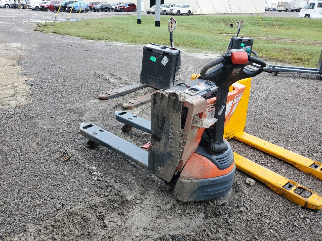 Lot #3246796845 2020 TOYOTA ELECTRIC PALLET JACK