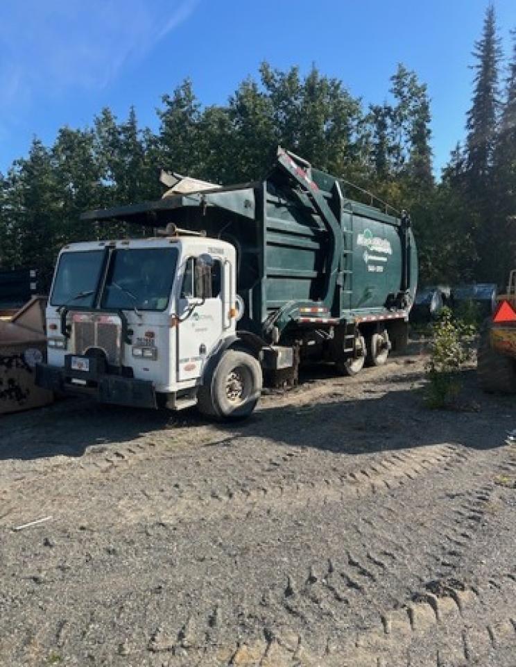 Lot #3240960195 2000 PETERBILT 320