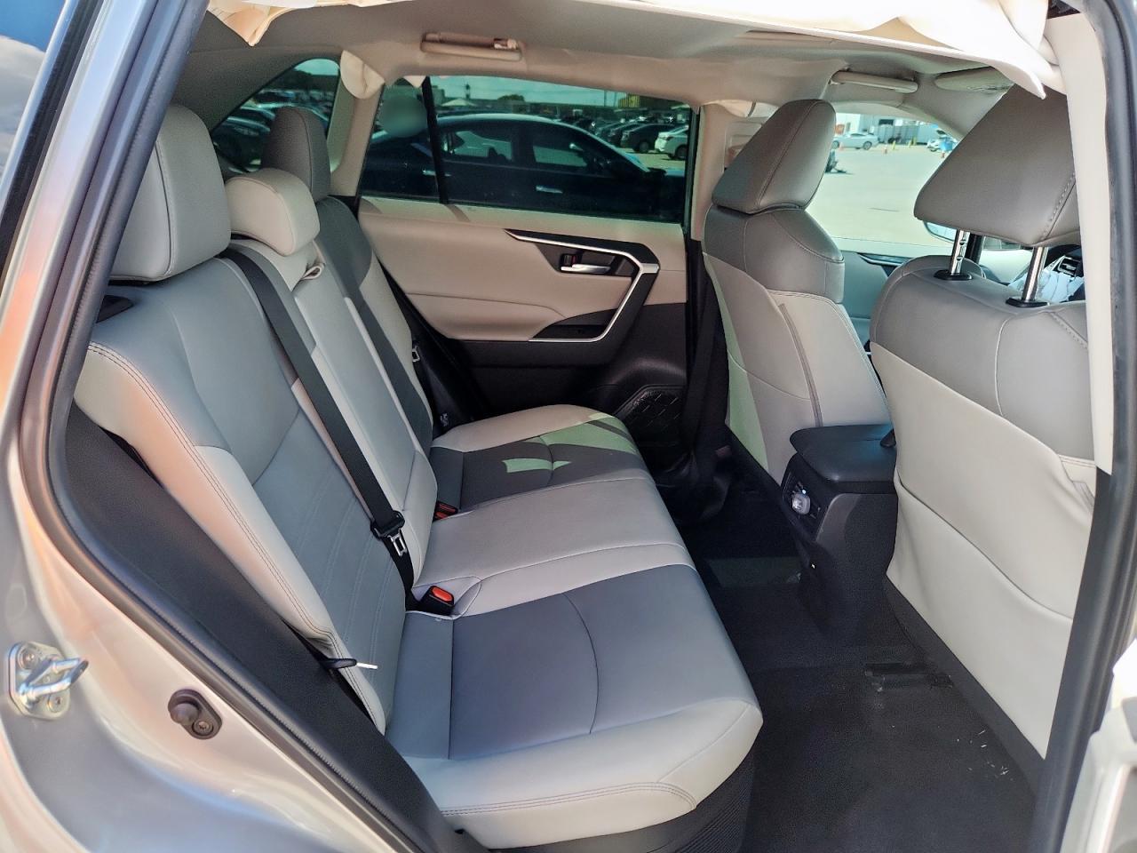 TOYOTA RAV4 XLE PREMIUM