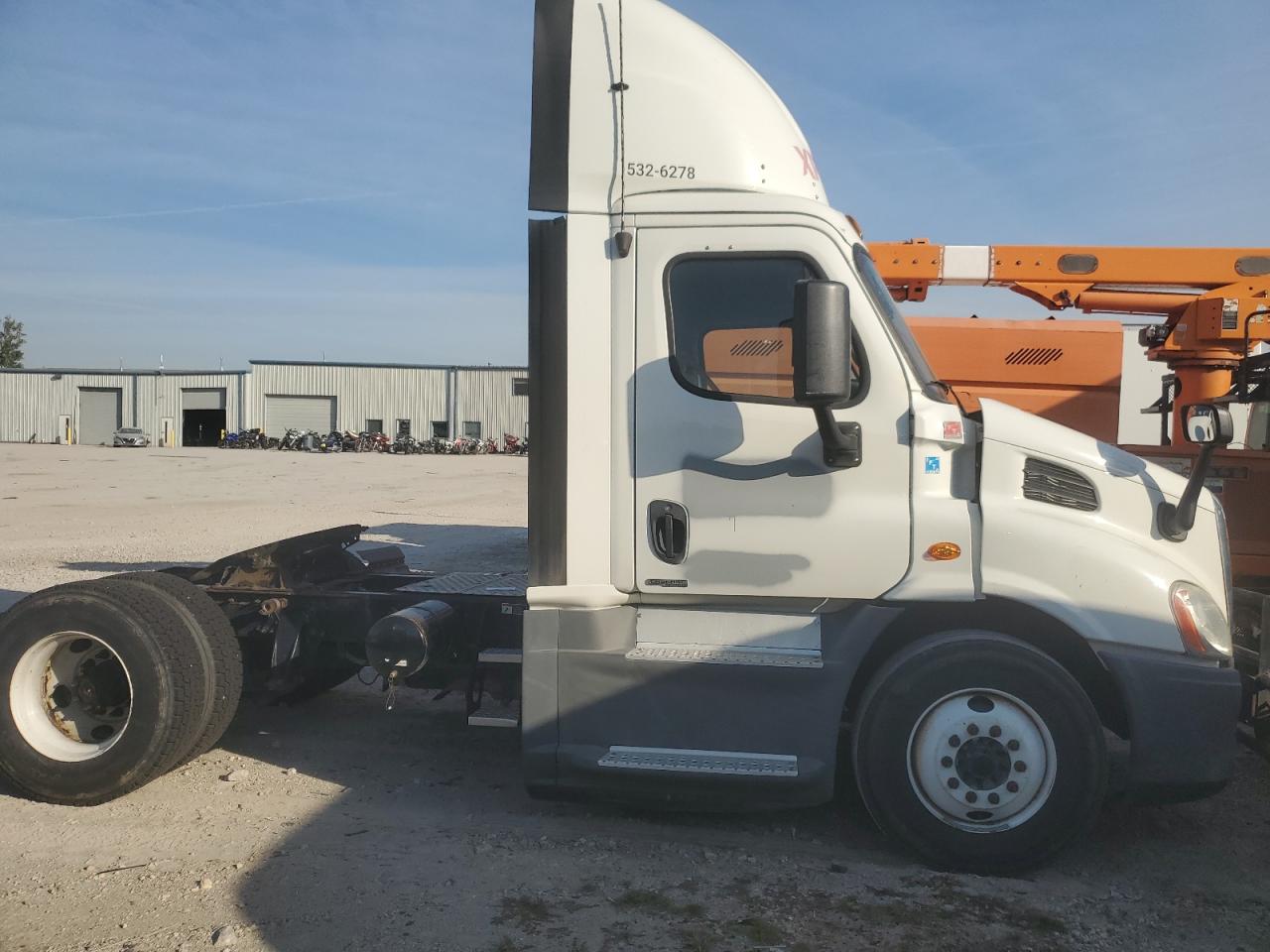Lot #3265903116 2017 FREIGHTLINER CASCADIA 1