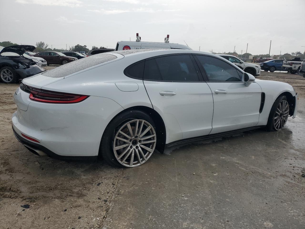 PORSCHE PANAMERA 4