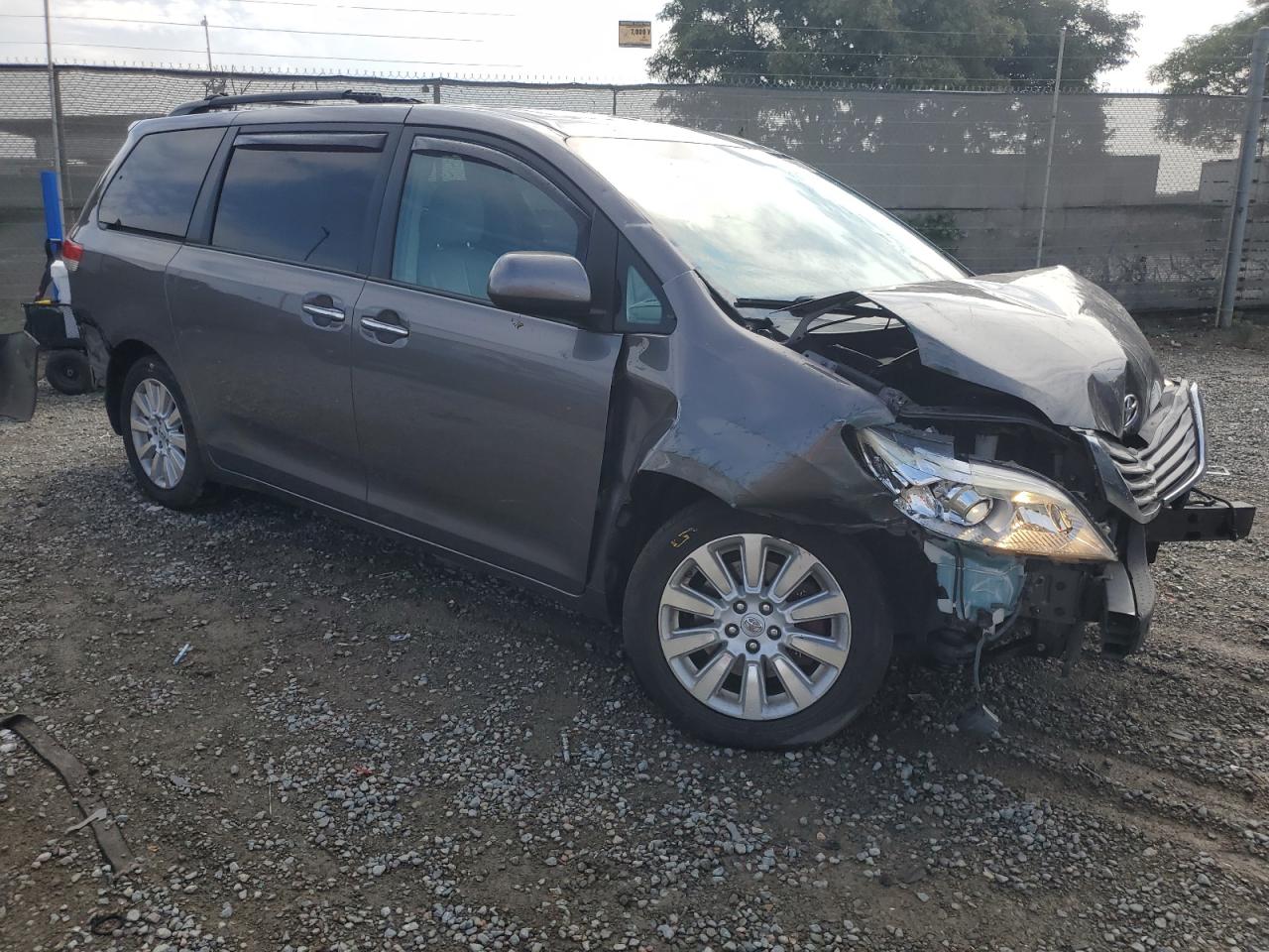 Lot #3319230705 2011 TOYOTA SIENNA XLE