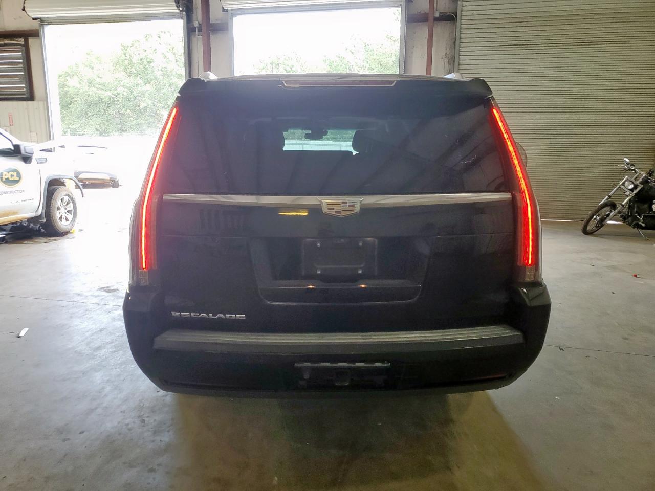 CADILLAC ESCALADE ESV LUXURY