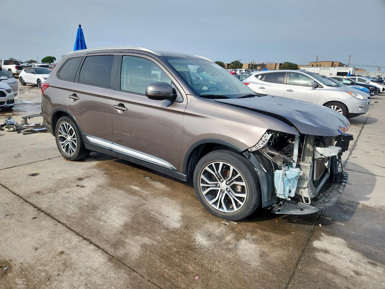 MITSUBISHI OUTLANDER SE