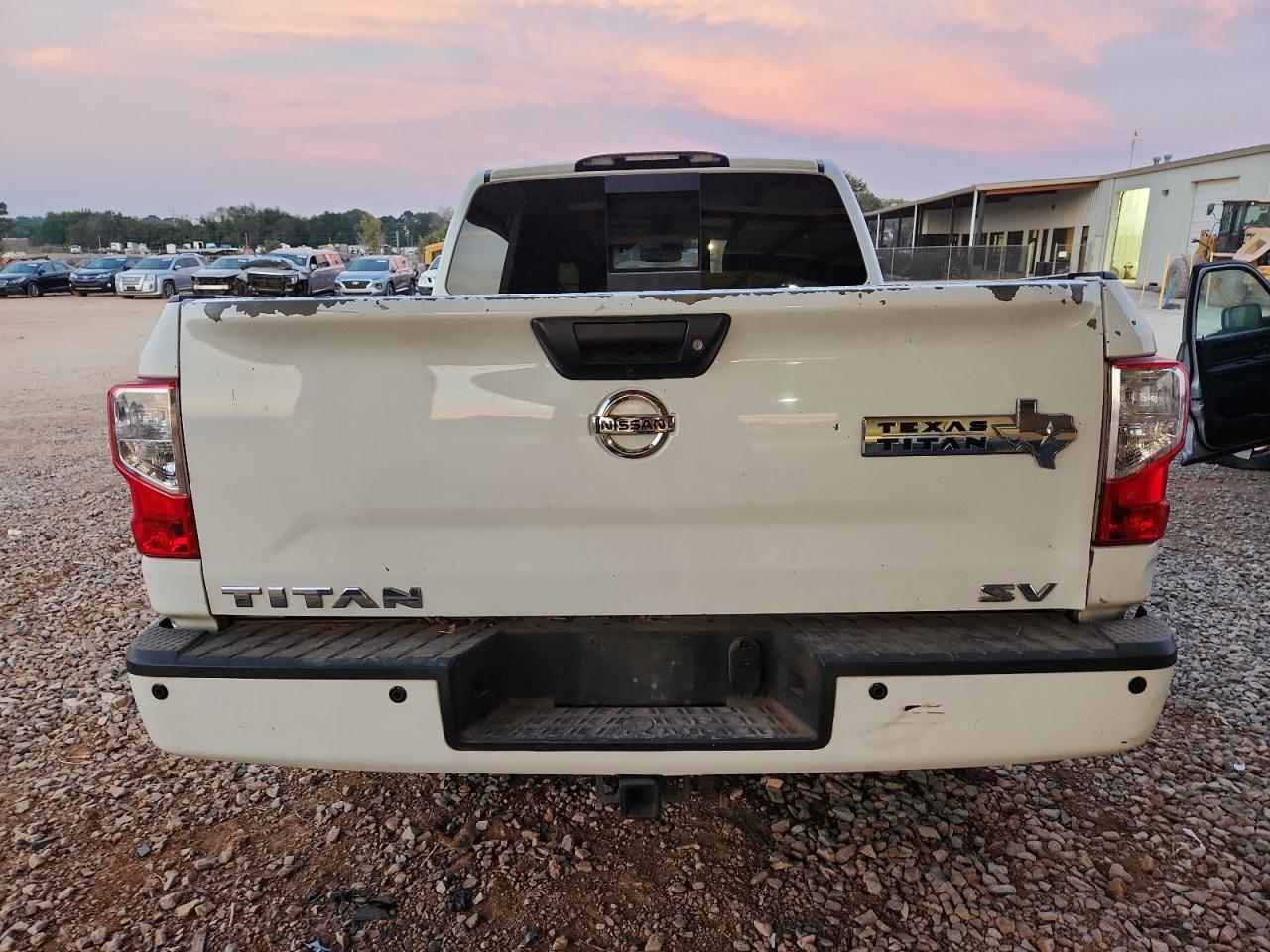 NISSAN TITAN SV