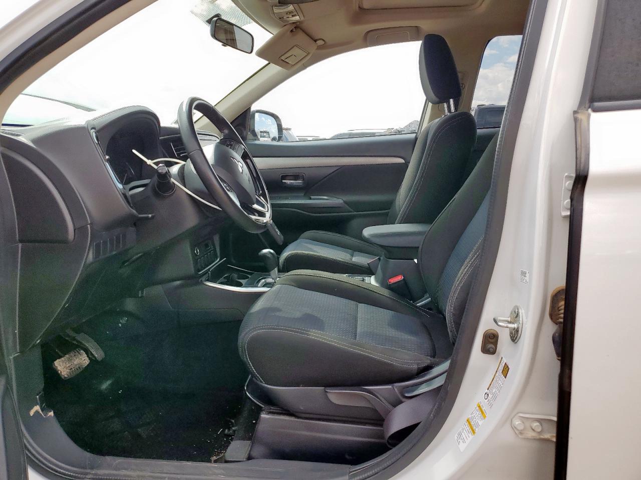 MITSUBISHI OUTLANDER SE