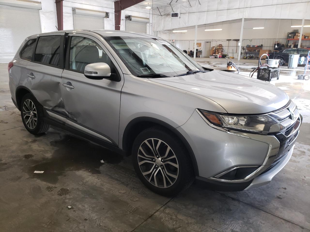 MITSUBISHI OUTLANDER SE