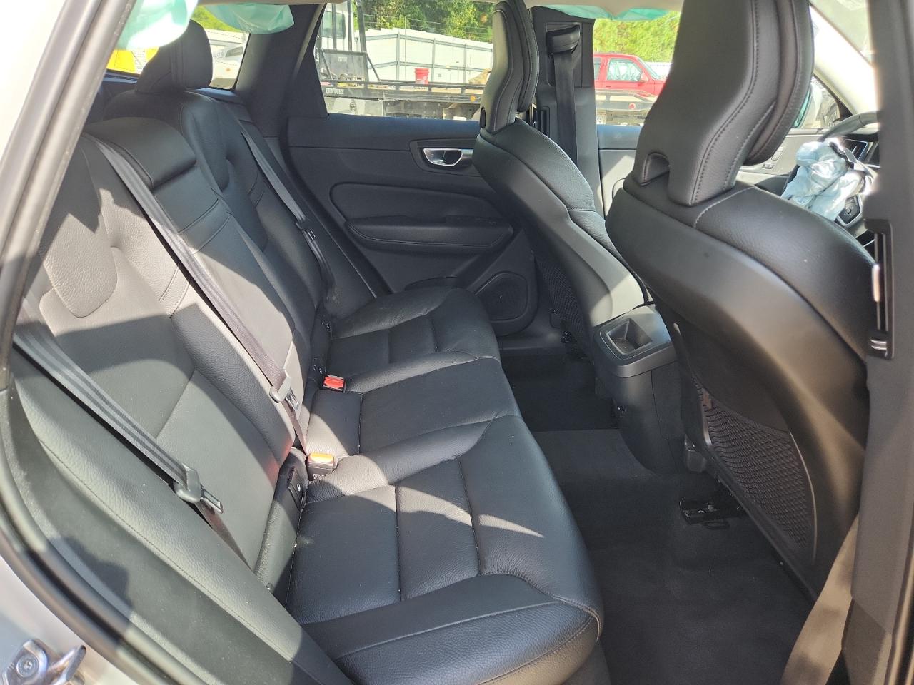 VOLVO XC60 B5 MOMENTUM