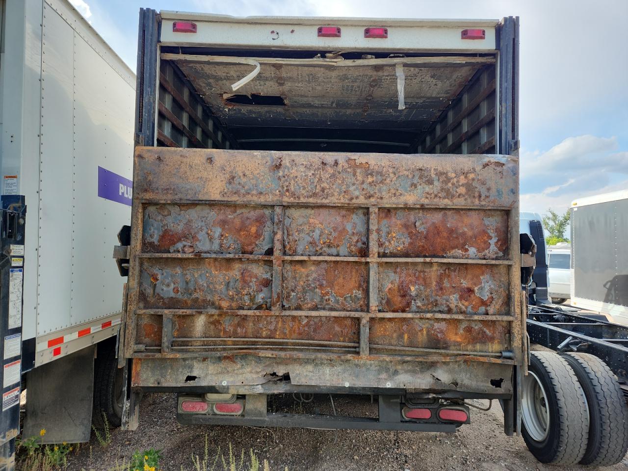 Lot #3294853748 2005 GMC W4500 W450