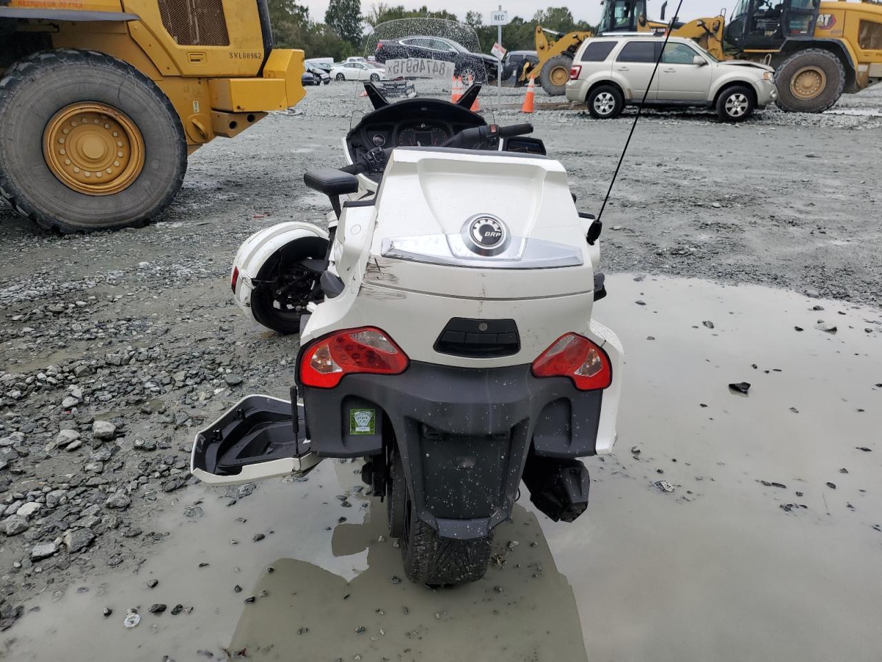 Lot #3286588201 2015 CAN-AM SPYDER ROA