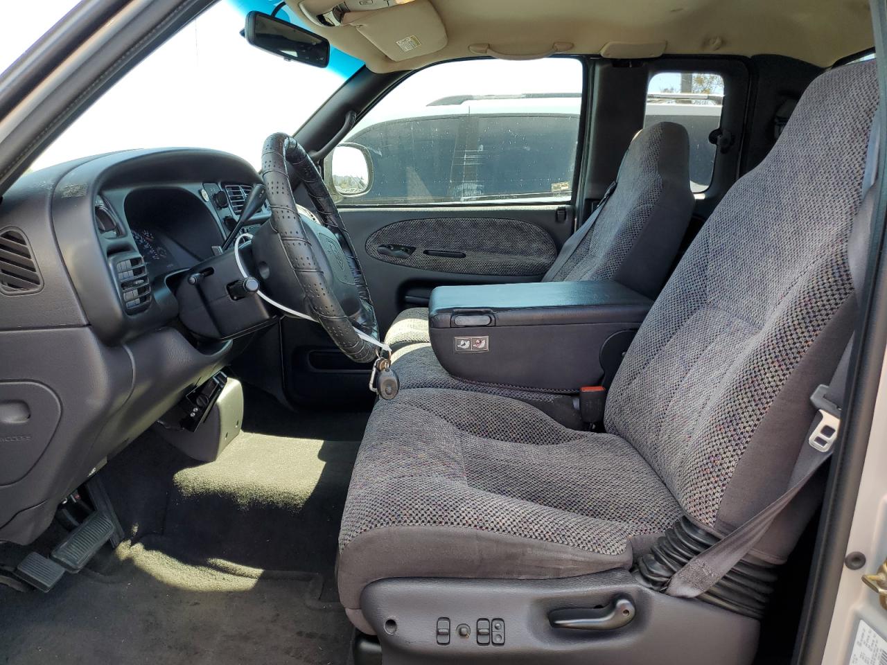 3B7KC23Z8YG152640 2000 Dodge Ram 2500 3B7KC23Z8YG152640 2000 Dodge Ram 2500