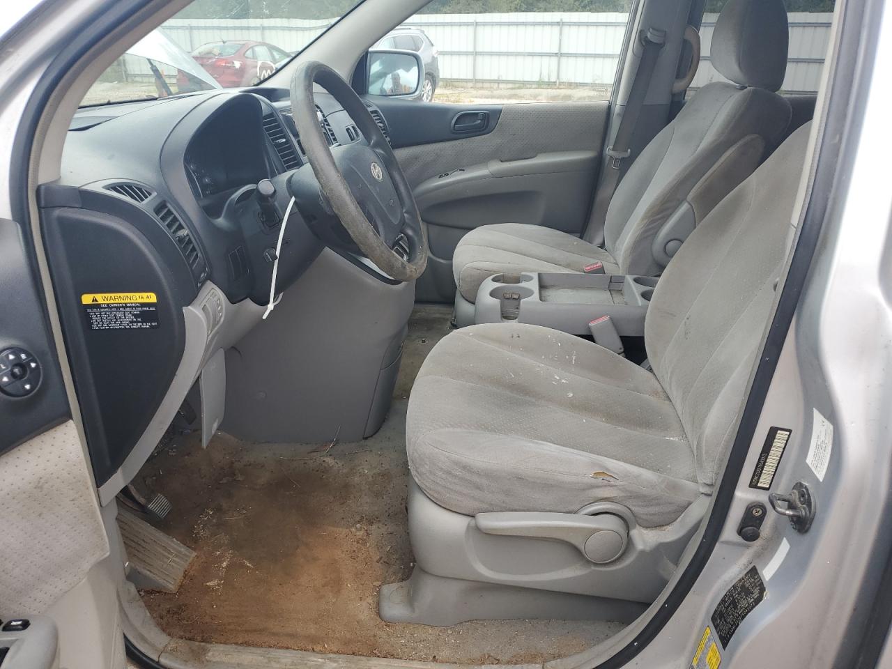 KNDMC233076043075 2007 Hyundai Entourage Gls