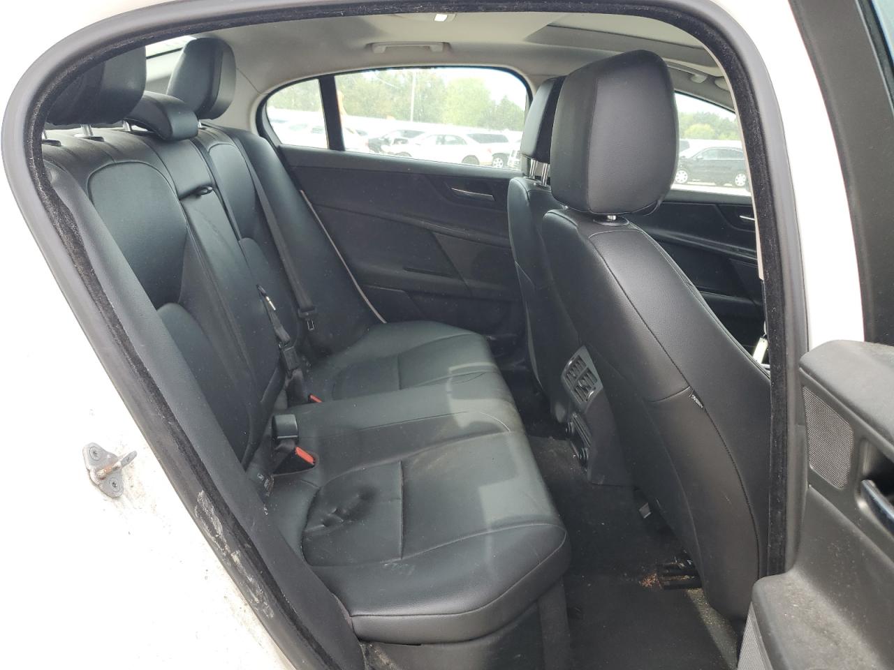 SAJAR4FX0KCP51737 2019 Jaguar Xe