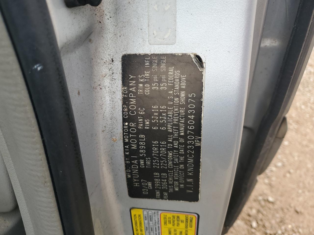 KNDMC233076043075 2007 Hyundai Entourage Gls