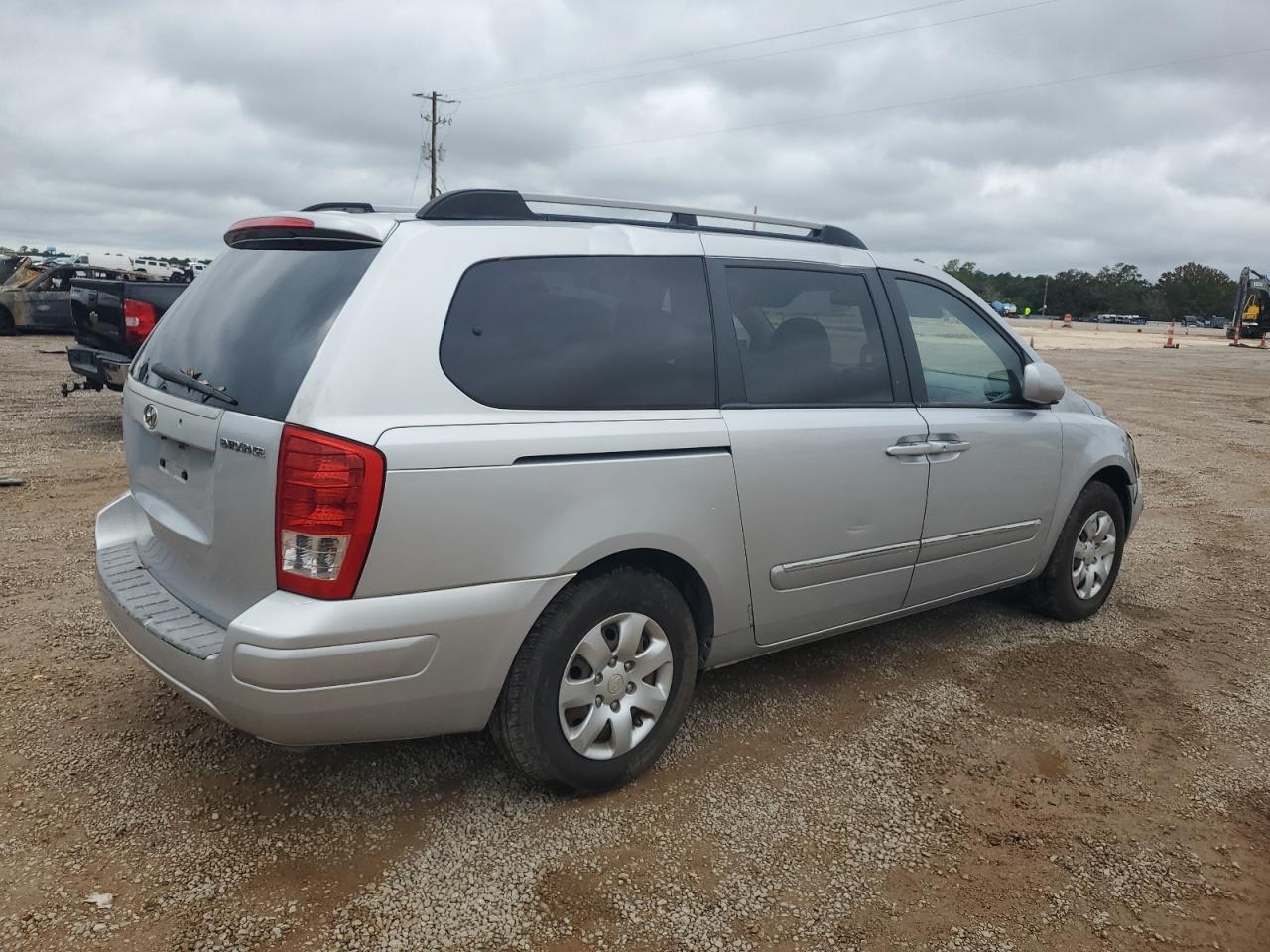 KNDMC233076043075 2007 Hyundai Entourage Gls