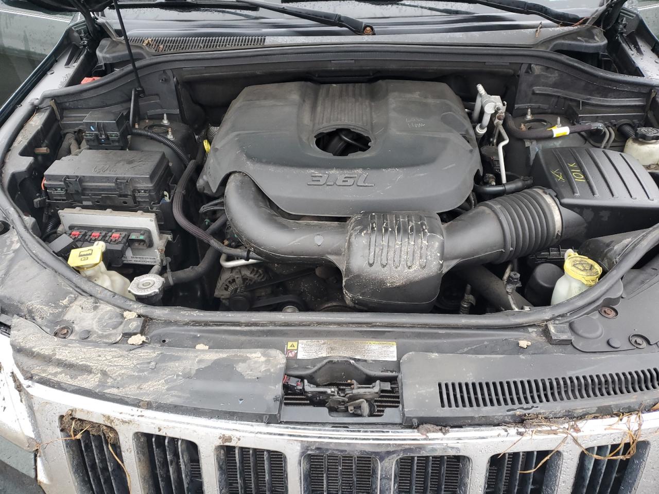 1J4RR4GG0BC520735 2011 Jeep Grand Cherokee Laredo