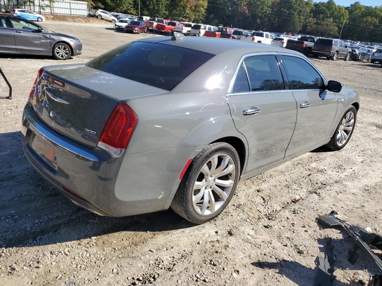 2C3CCAEG1KH528570 Chrysler 300 LIMITE 3