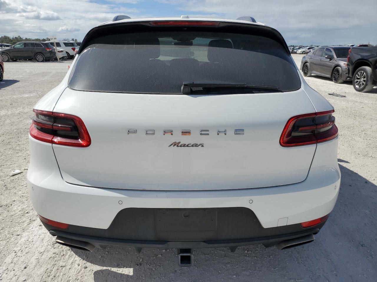 WP1AA2A57JLB05298 2018 Porsche Macan
