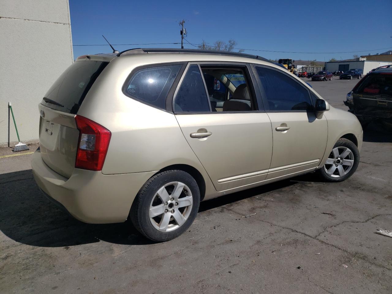 KNAFG526087136021 2008 Kia Rondo Lx