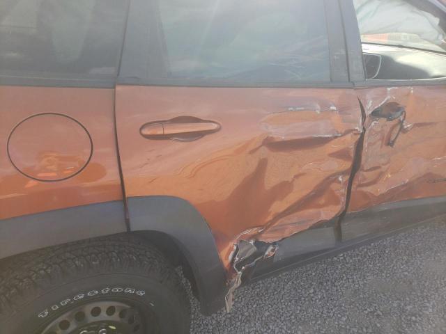 Паркетники JEEP CHEROKEE 2015 Оранжевий