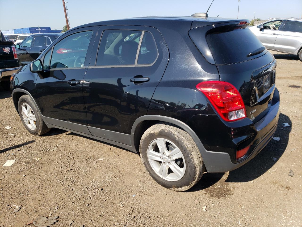 3GNCJKSB8LL279605 Chevrolet Trax LS 2