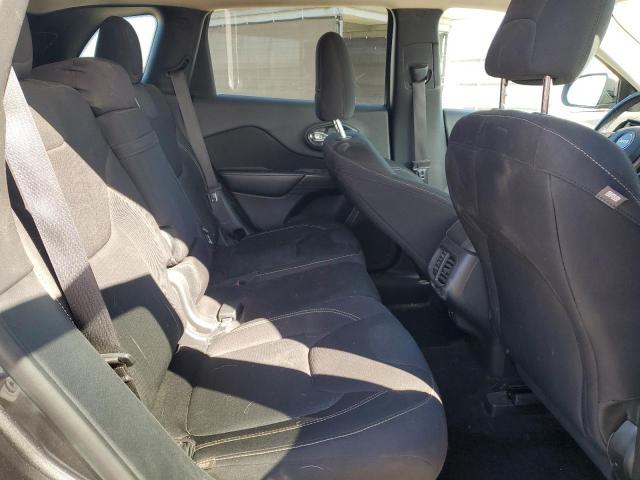 1C4PJLCB0GW282089 Jeep Cherokee Latitude