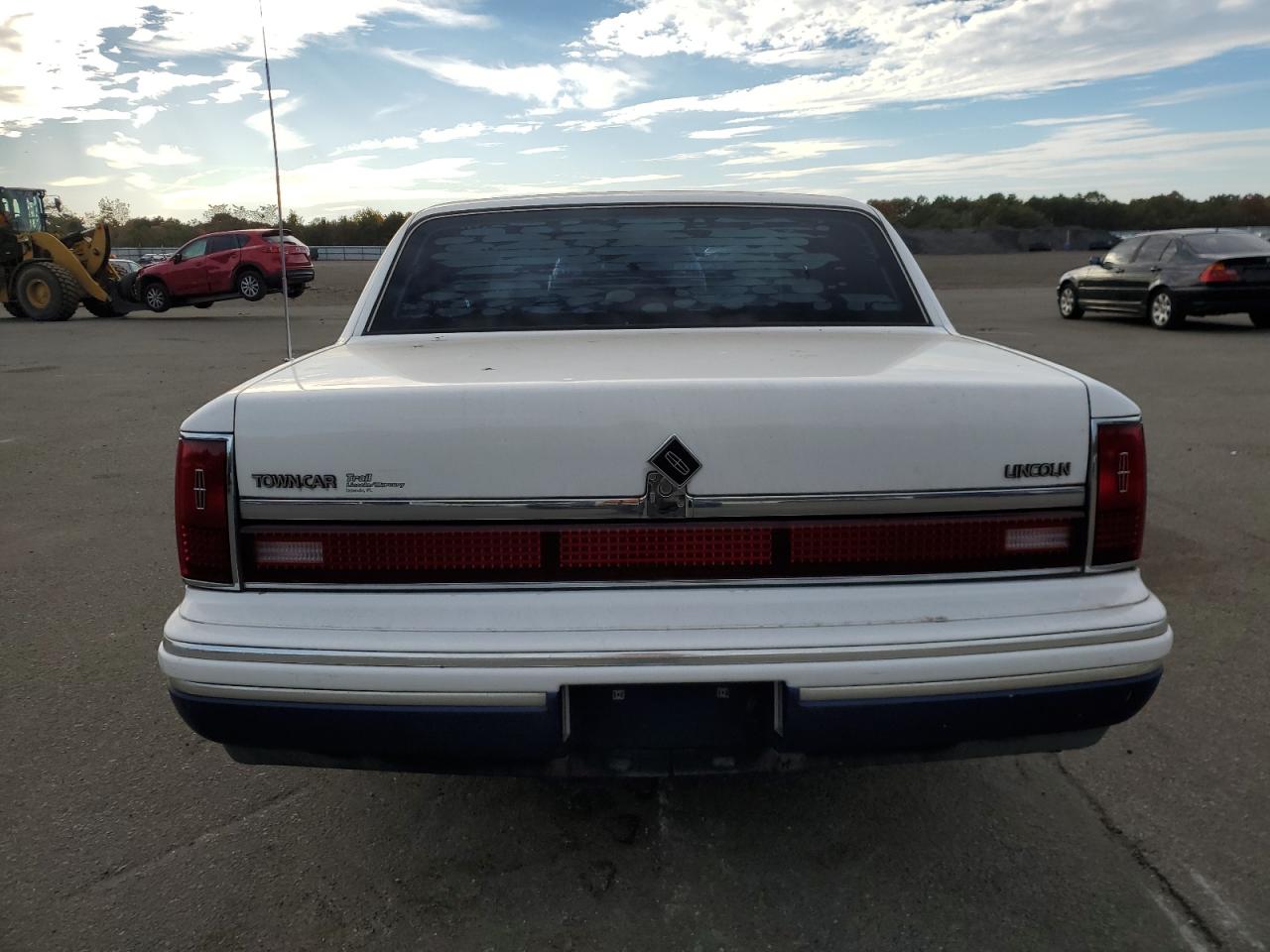 1LNLM82W7RY764648 1994 Lincoln Town Car Signature