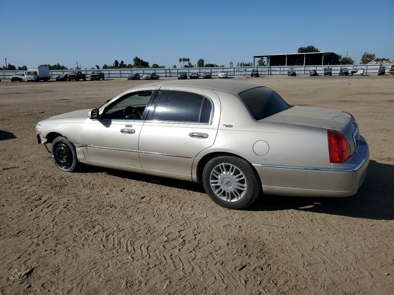 2LNBL8CVXAX618950 2010 Lincoln Town Car Signature Limited