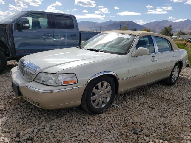 2005 Lincoln Town Car Signature Limited