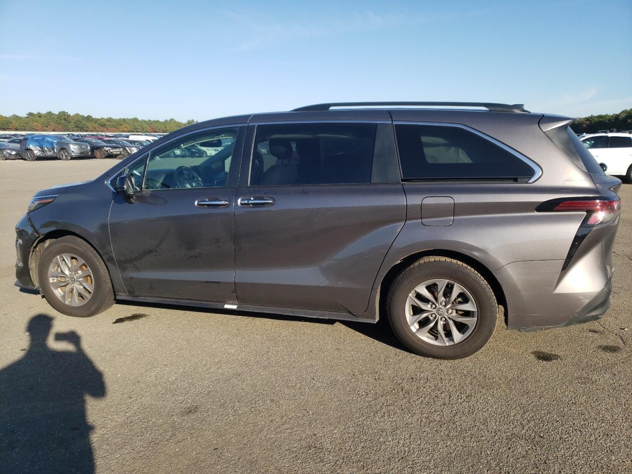 Lot #2888517383 2022 TOYOTA SIENNA XLE