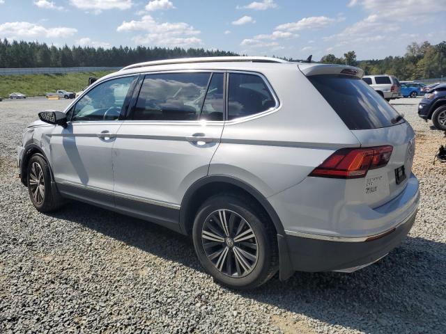 3VV2B7AX5KM056363 Volkswagen Tiguan SE 2