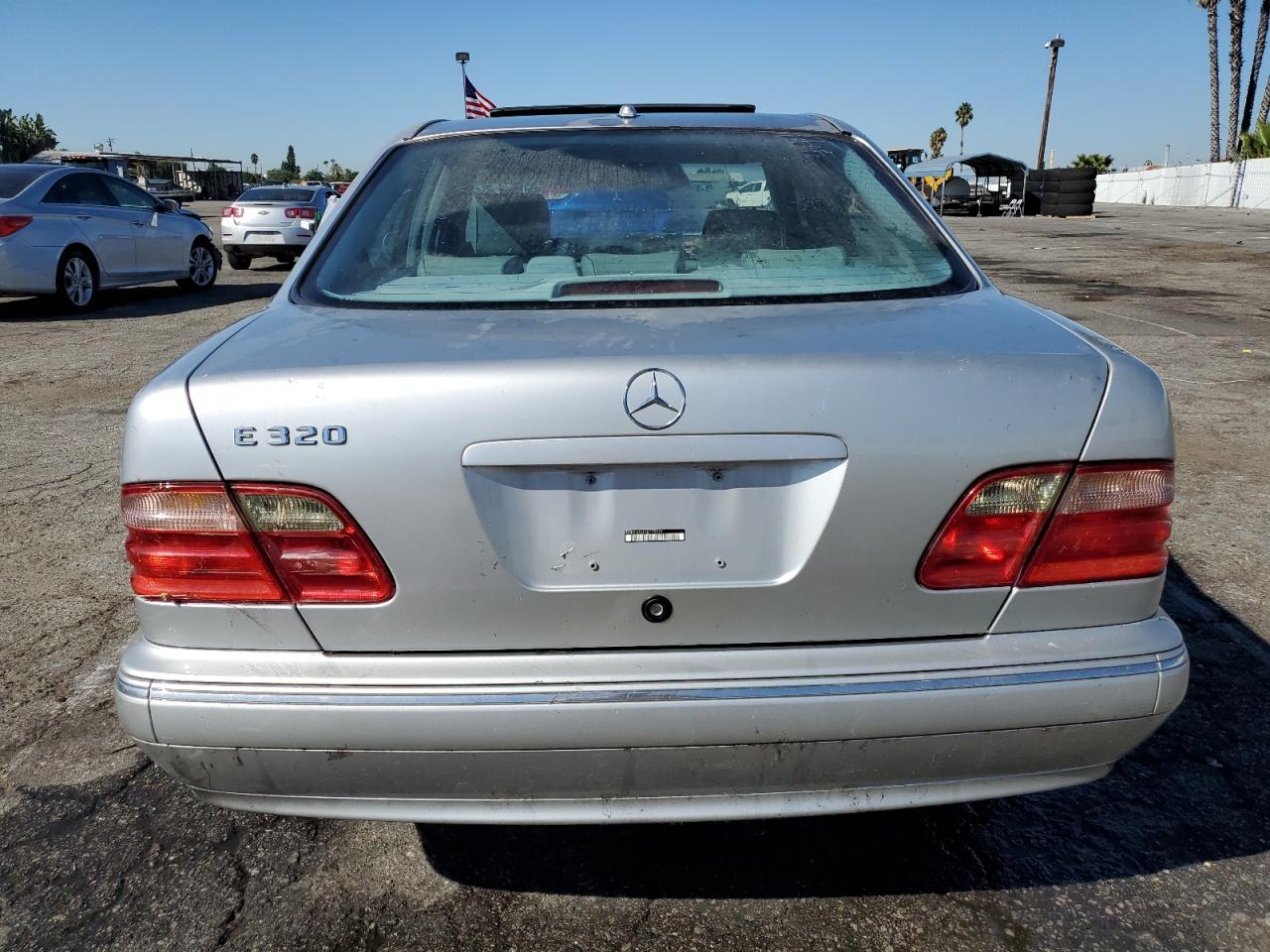 WDBJF65J1YB135221 2000 Mercedes-Benz E 320