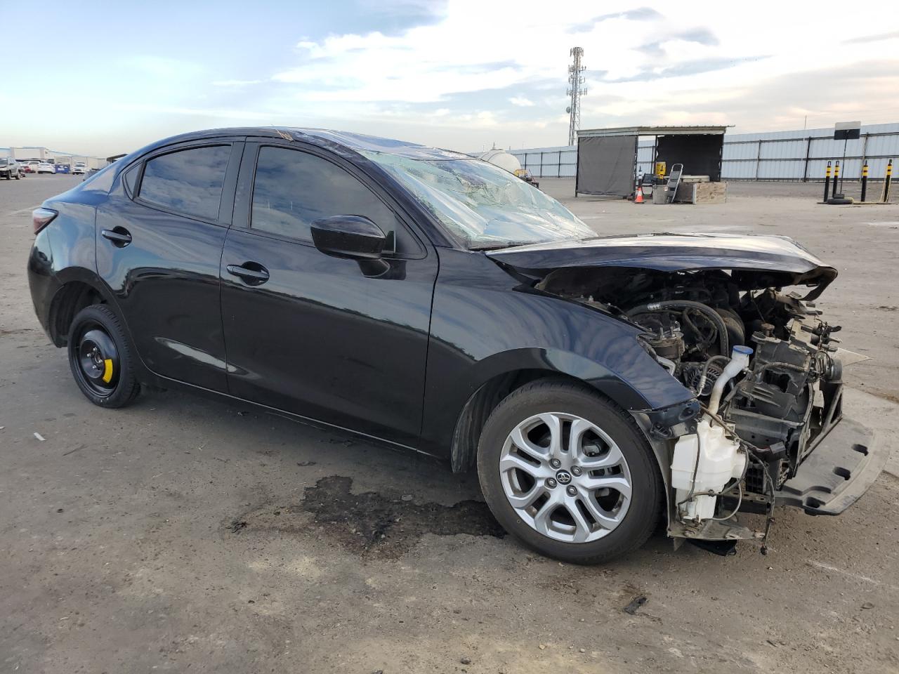 3MYDLBYV8JY318705 2018 Toyota Yaris Ia