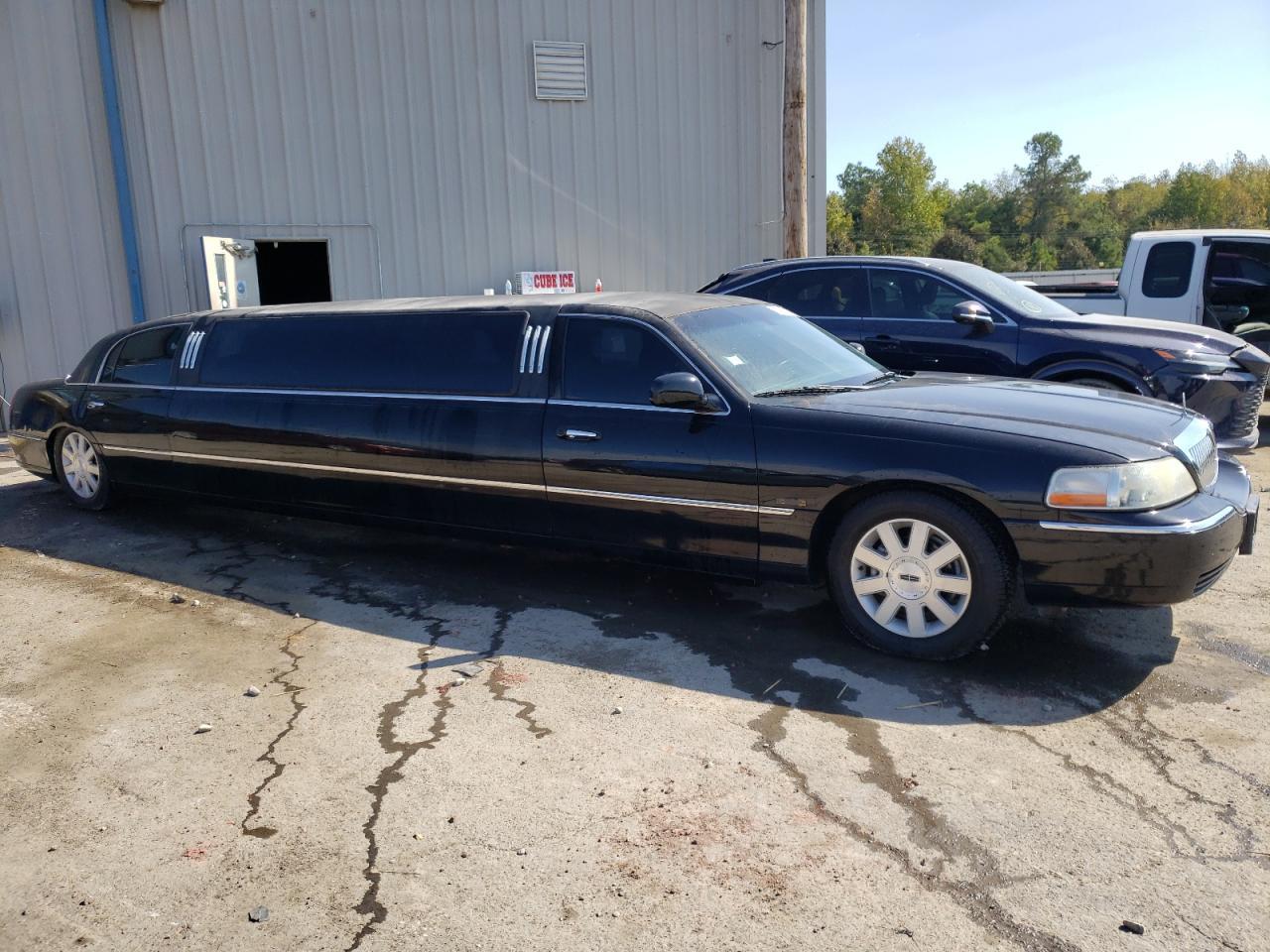 1L1FM81W44Y667707 2004 Lincoln Town Car Executive