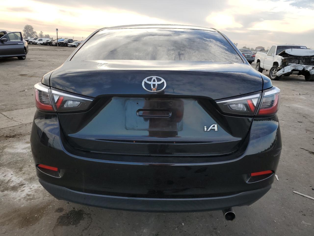 3MYDLBYV8JY318705 2018 Toyota Yaris Ia