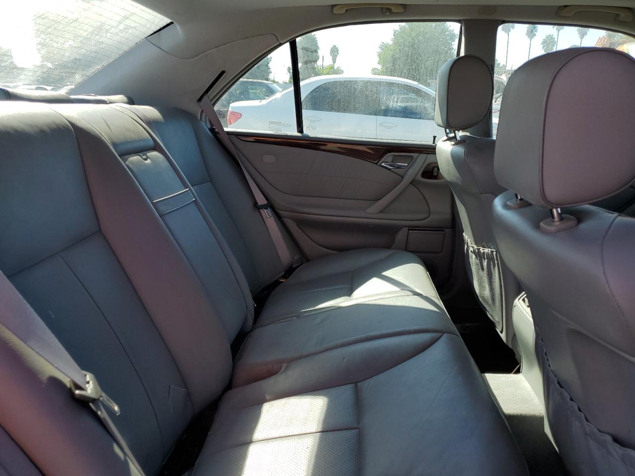 WDBJF65J1YB135221 2000 Mercedes-Benz E 320