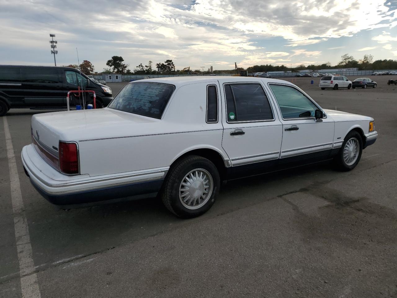 1LNLM82W7RY764648 1994 Lincoln Town Car Signature