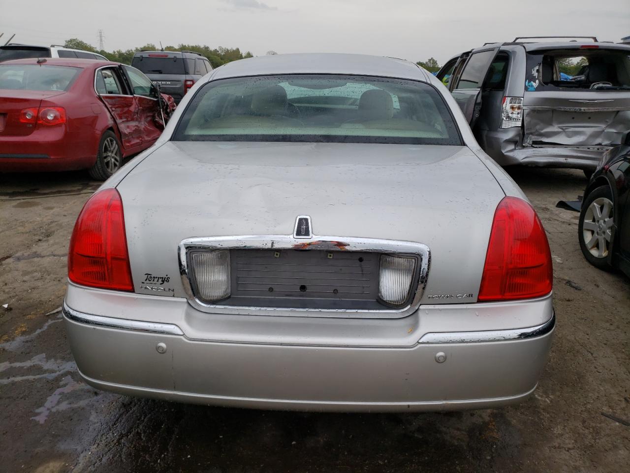 1LNHM82W15Y615233 2005 Lincoln Town Car Signature Limited