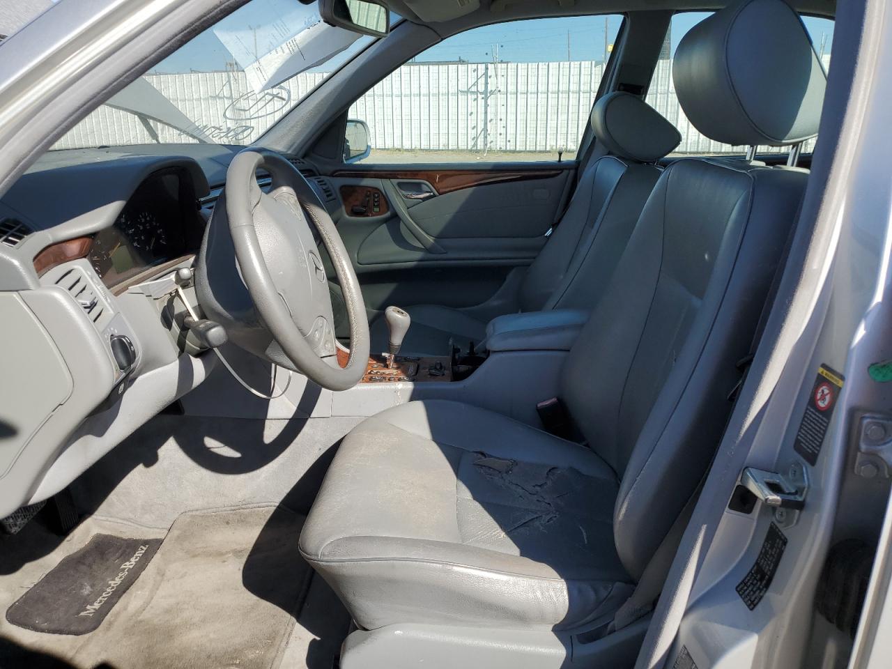 WDBJF65J1YB135221 2000 Mercedes-Benz E 320