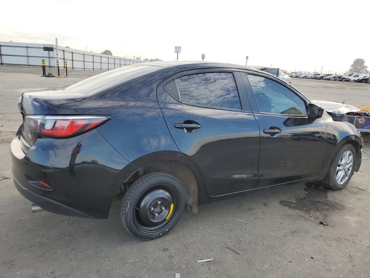 3MYDLBYV8JY318705 2018 Toyota Yaris Ia