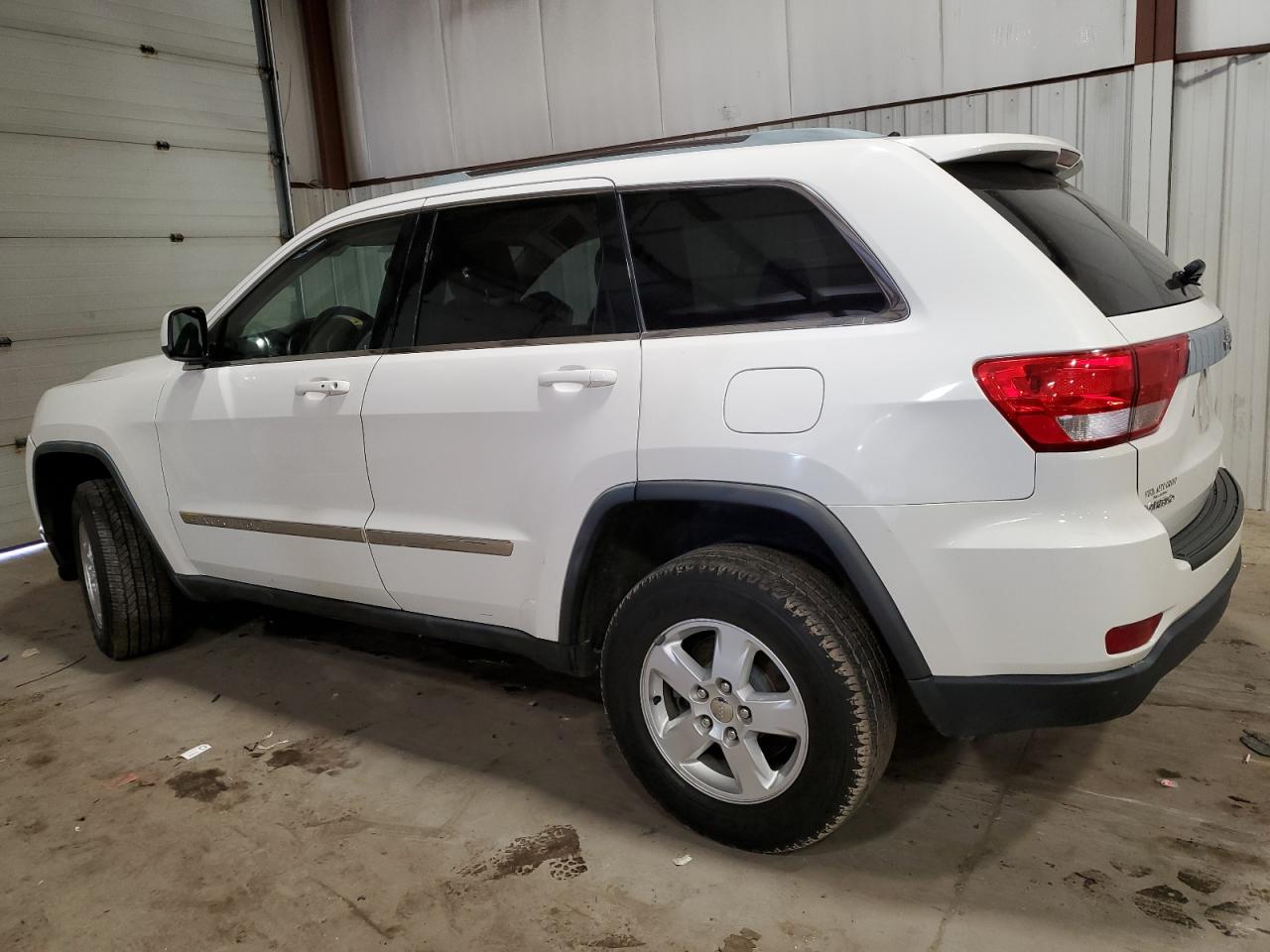 1J4RS4GG0BC573231 2011 Jeep Grand Cherokee Laredo