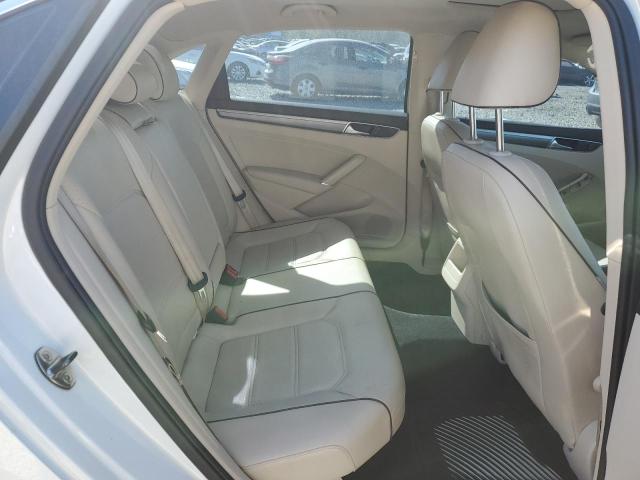 VOLKSWAGEN PASSAT 2017 Білий