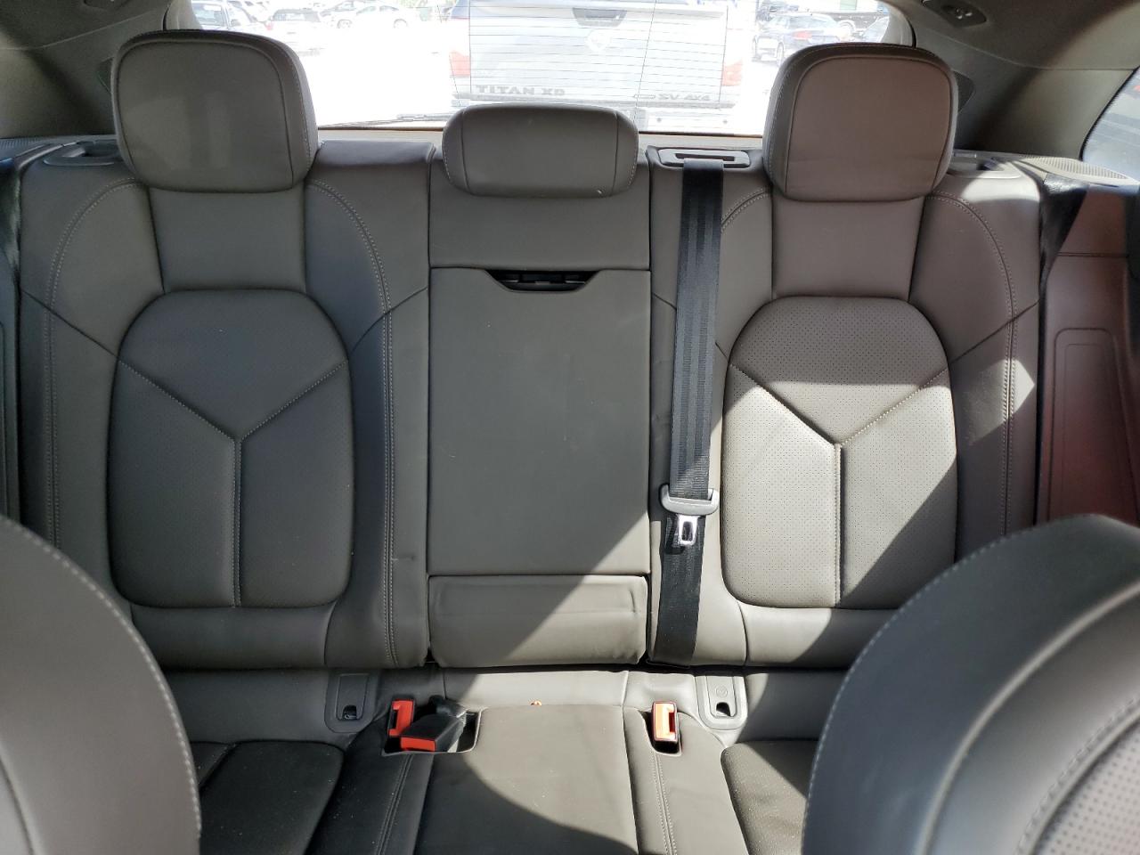 WP1AA2A57JLB05298 2018 Porsche Macan